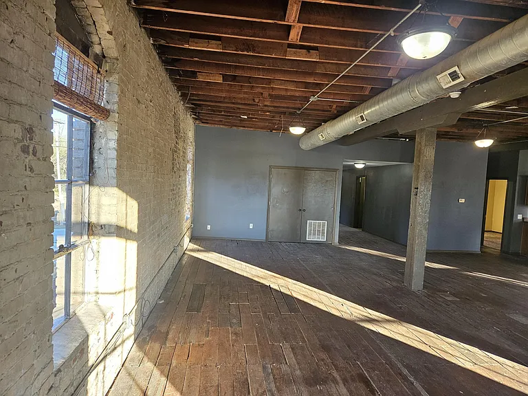 1303 W College St — Photo 24