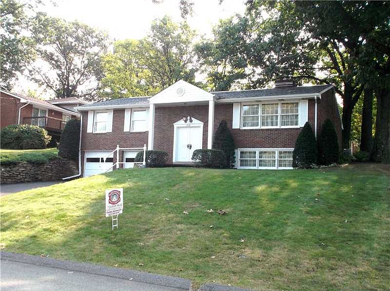 1st image of 210 Blackwood Dr