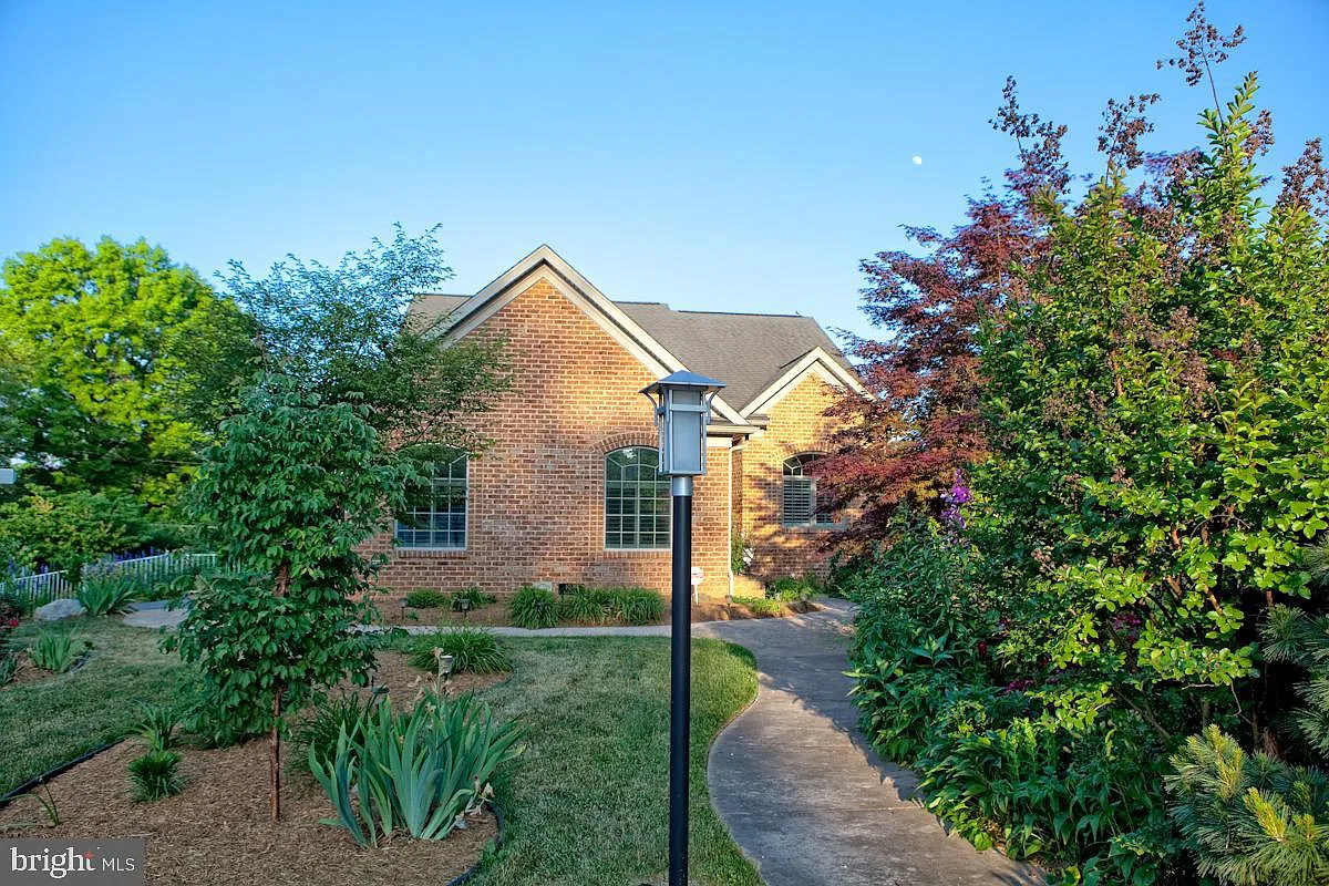 1078 View St photo 1