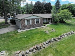 12214 Dentonview Dr, Fenton, MI 48430