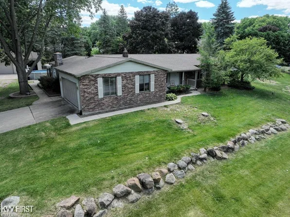 12214 Dentonview Dr, Fenton, MI 48430