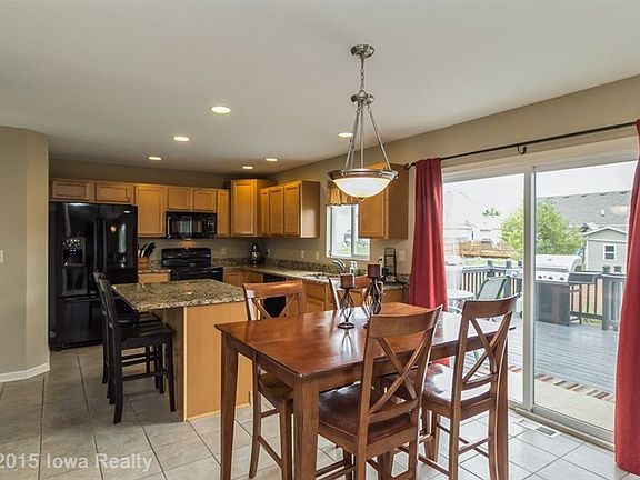5th image of 905 SE Westgate Dr