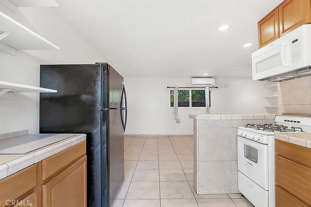 Studio, 528 sqft, $1,695 — Photo 4
