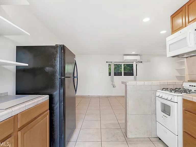 23101 Lanark St #2 — Photo 4