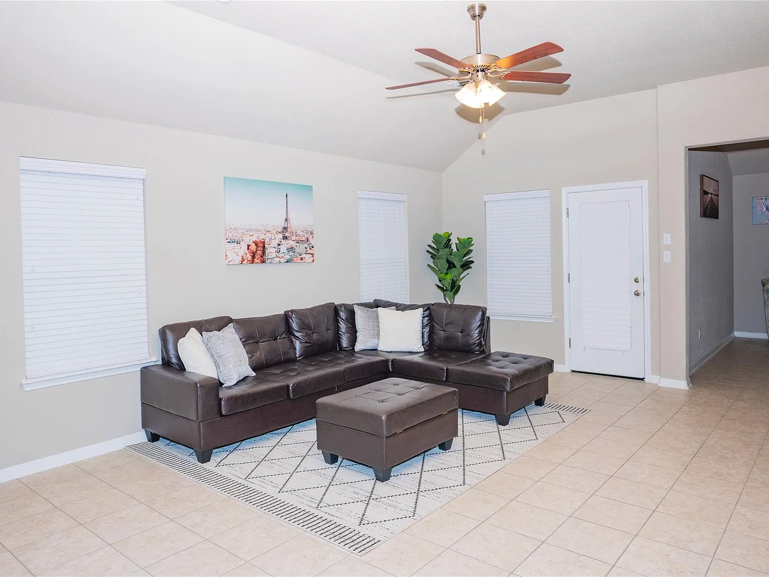 3 bed, 3.0 bath, 2543 sqft, $2,900 — Photo 1