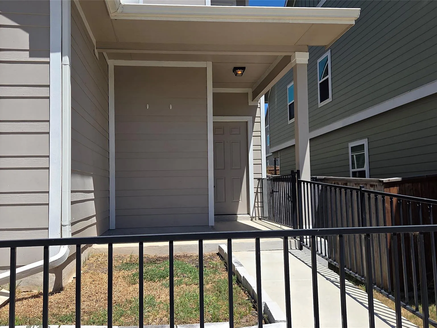 4 bed, 3.5 bath, 2371 sqft, $2,300 — Photo 2
