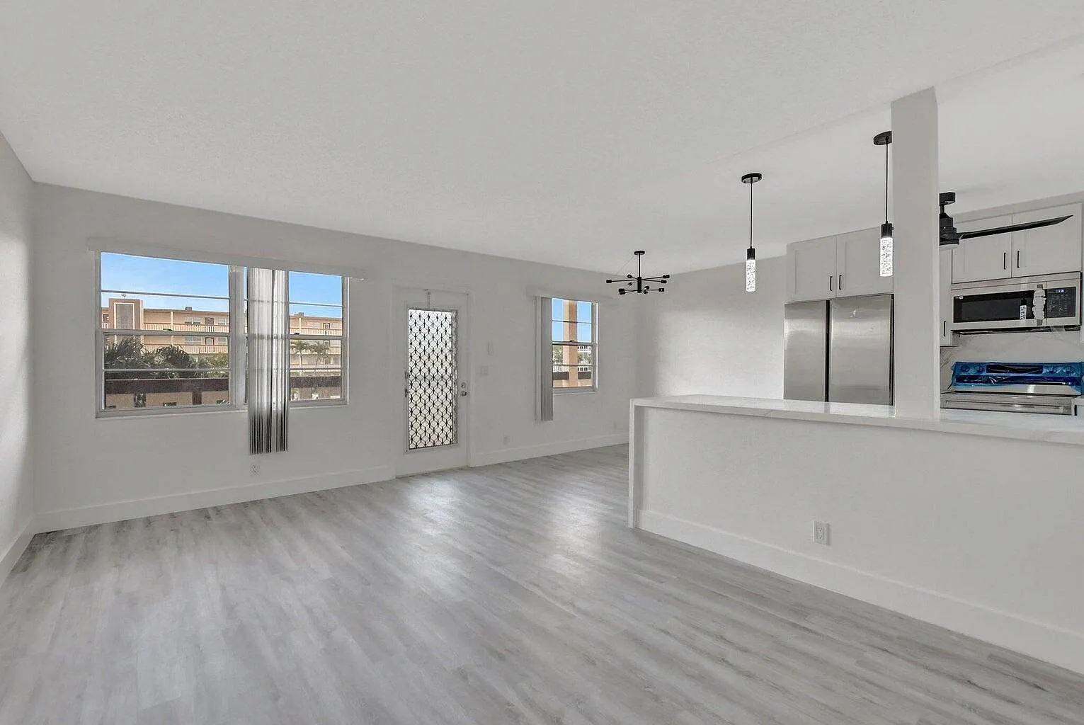 2 bed, 2.0 bath, 896 sqft, $3,500 — Photo 4