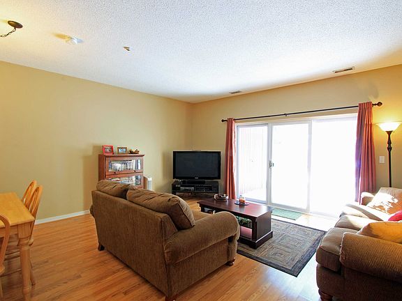 3rd image of 2 Highwood Dr