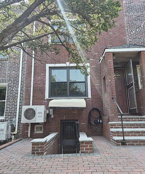 1st image of 2033 28th St