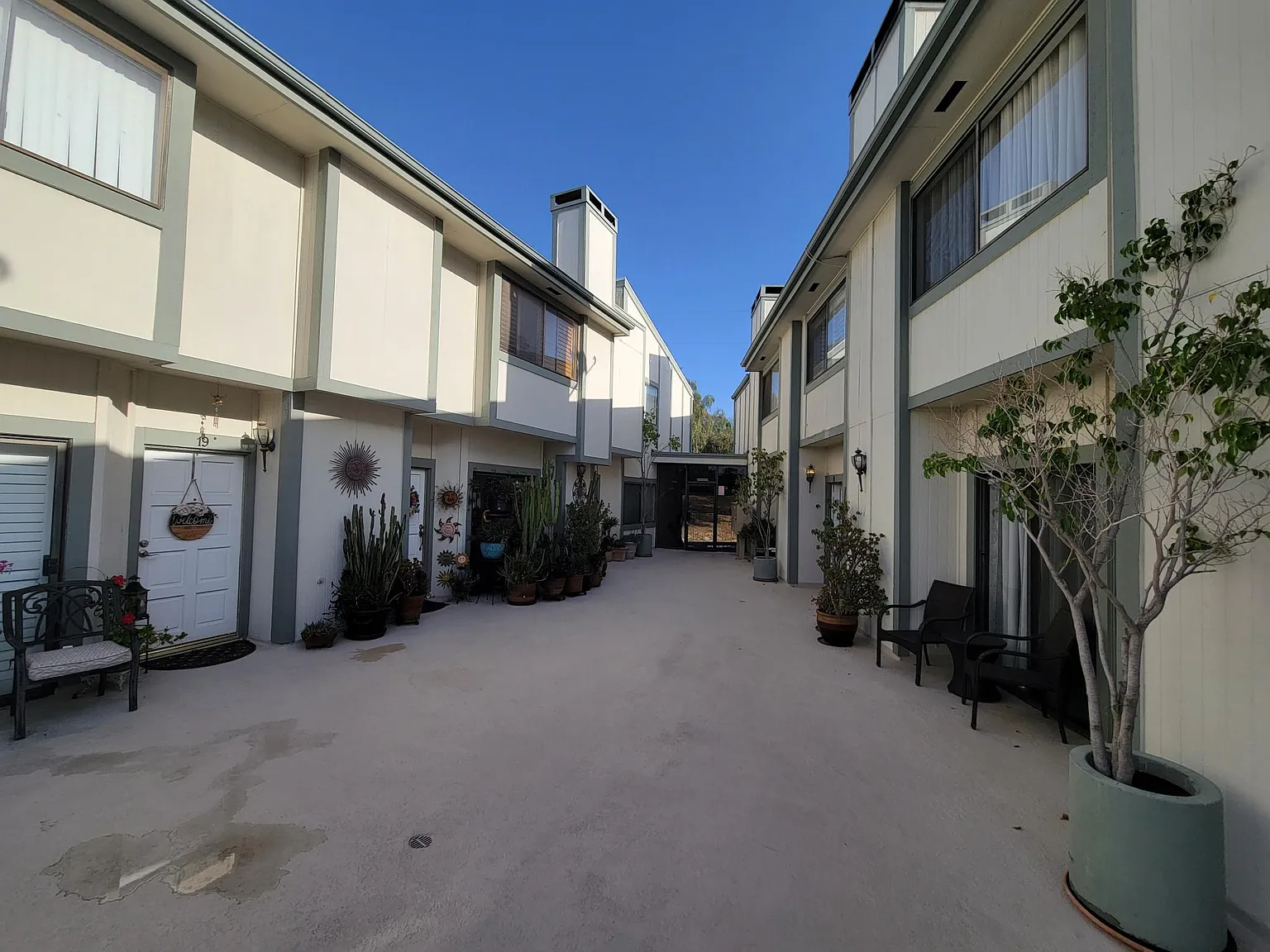22865 Del Valle St — Photo 2
