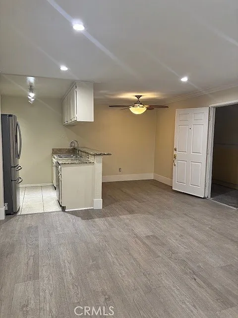 Building Photo - 7035 Woodley Ave #113