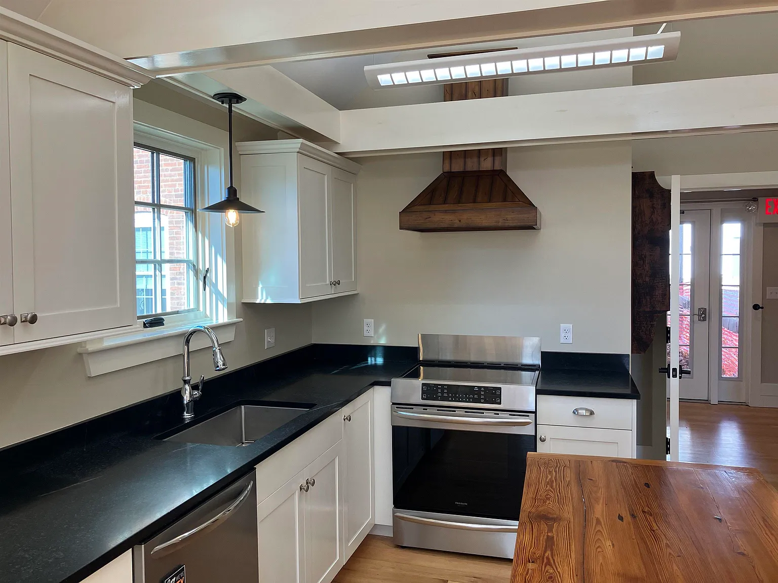 Studio, 712 sqft, $1,795 — Photo 3