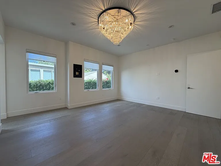 15122 Morrison St — Photo 15
