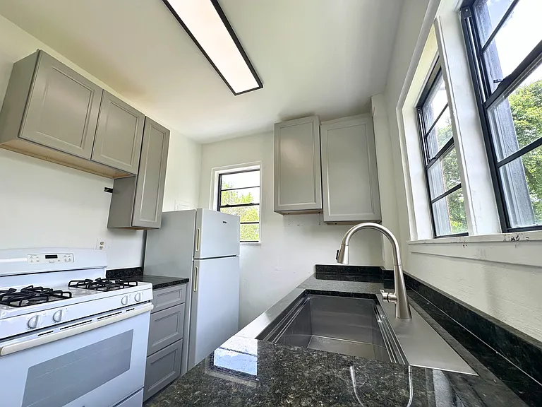 122 Demouy Ave #1/2 — Photo 3