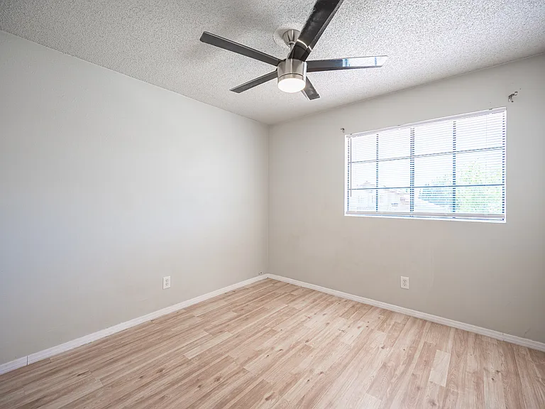 7660 Kalmalii Ave — Photo 32