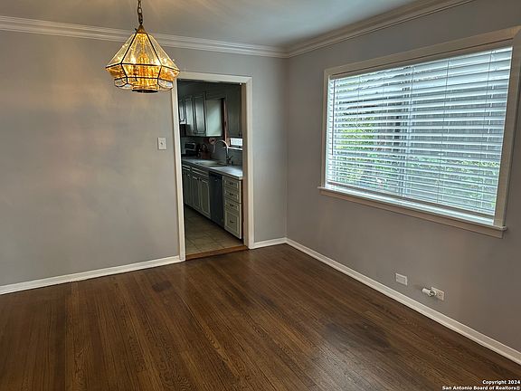 4th image of 622 W KINGS HWY