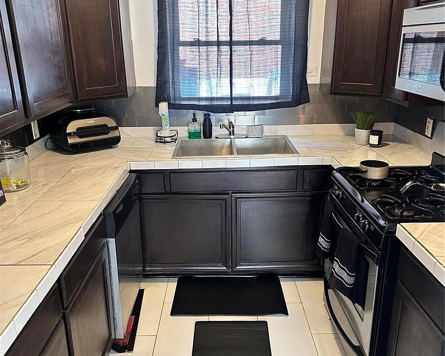 2nd image of 2352 Rockdale Ave
