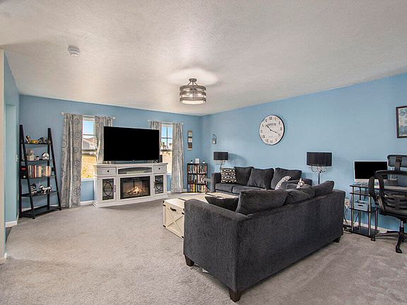 3rd image of 233 Depot Cir