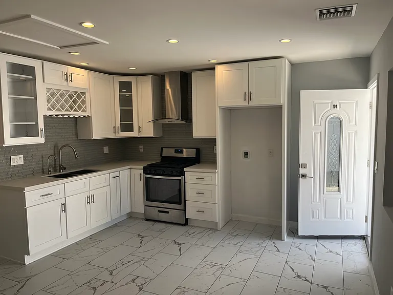 1201 N Niagara St #101 — Photo 2