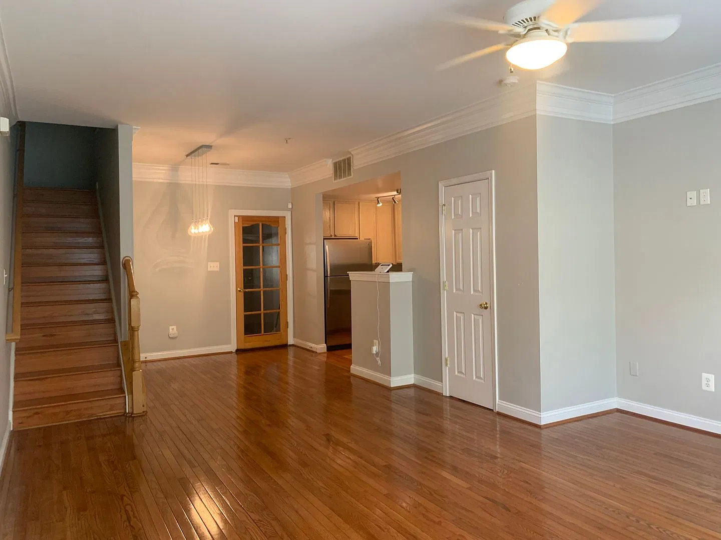 Beautifully Upgraded 2-Level Condo Townhouse in Quince Orchard Park! — Photo 2