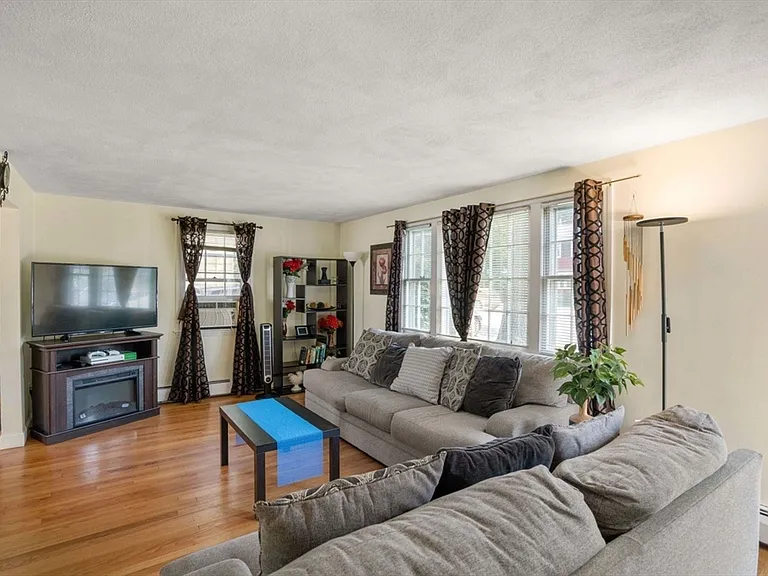 42 Rockland Ave — Photo 5