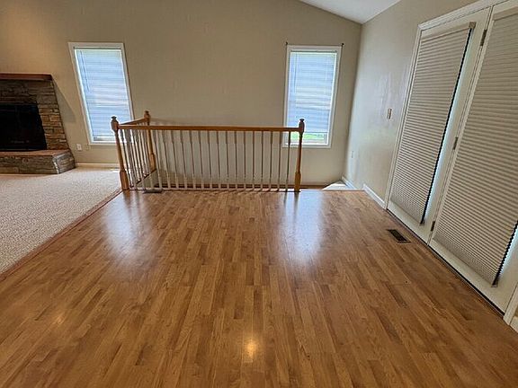 5th image of 292 Oak Meadow Dr
