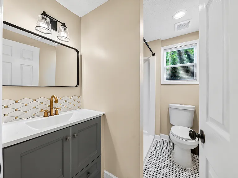 2820 Beacon Ave #B — Photo 5