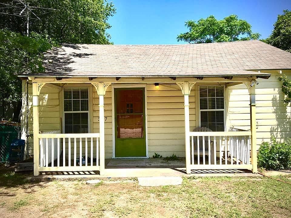 Quirky Yellow Cottage 2022