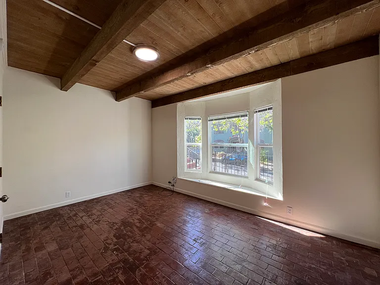 2541-2569 Le Conte Ave — Photo 47