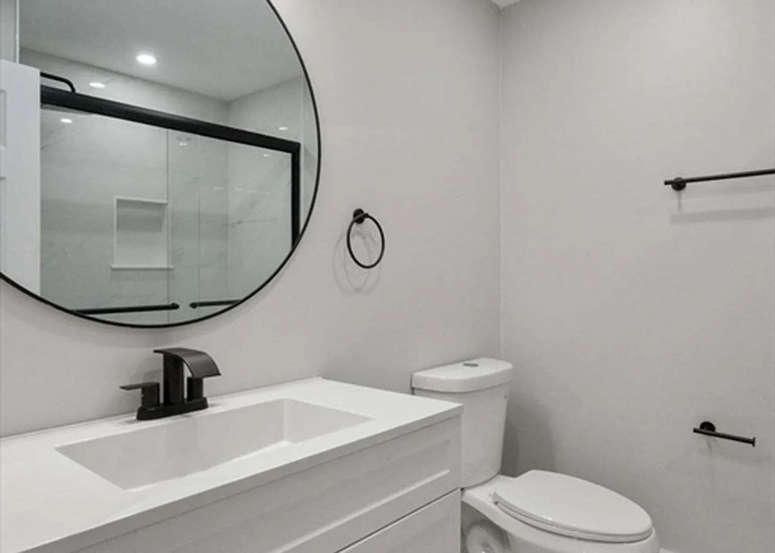 Charming 1BR Condo in Newtonville — Photo 3