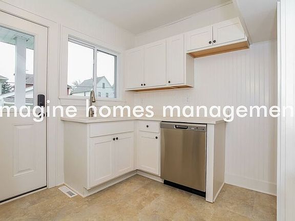 3rd image of 1453 Larchmont Ave