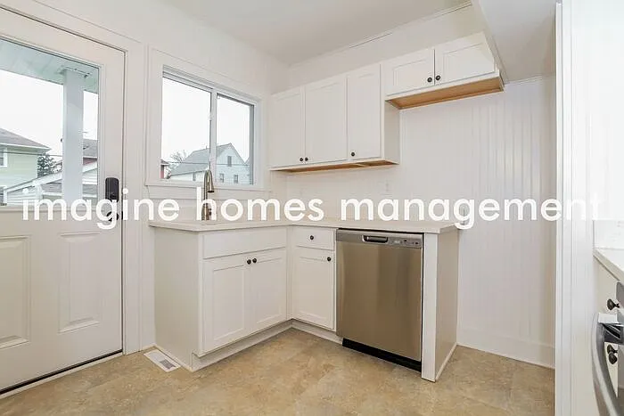 1453 Larchmont Ave — Photo 3