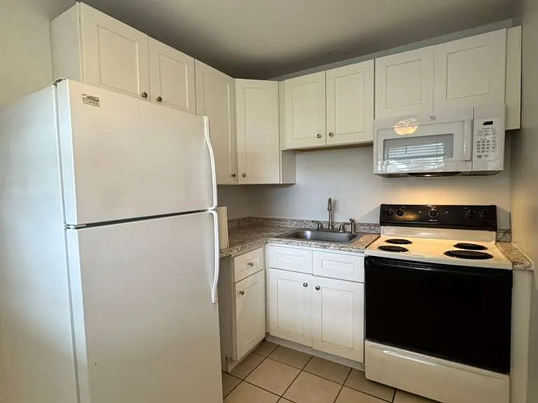 325 NW 15th St #3 — Photo 4