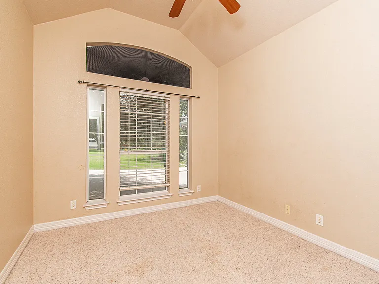 1401 Saxon Cir — Photo 17
