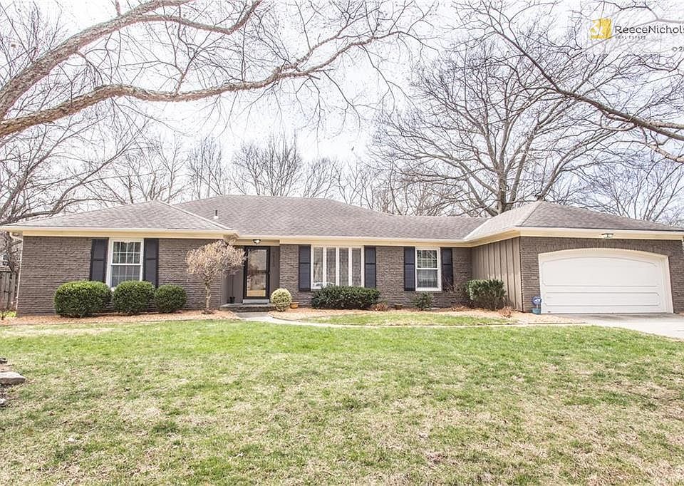 7713 W 100th Place, OPKS-- Lovely true ranch!