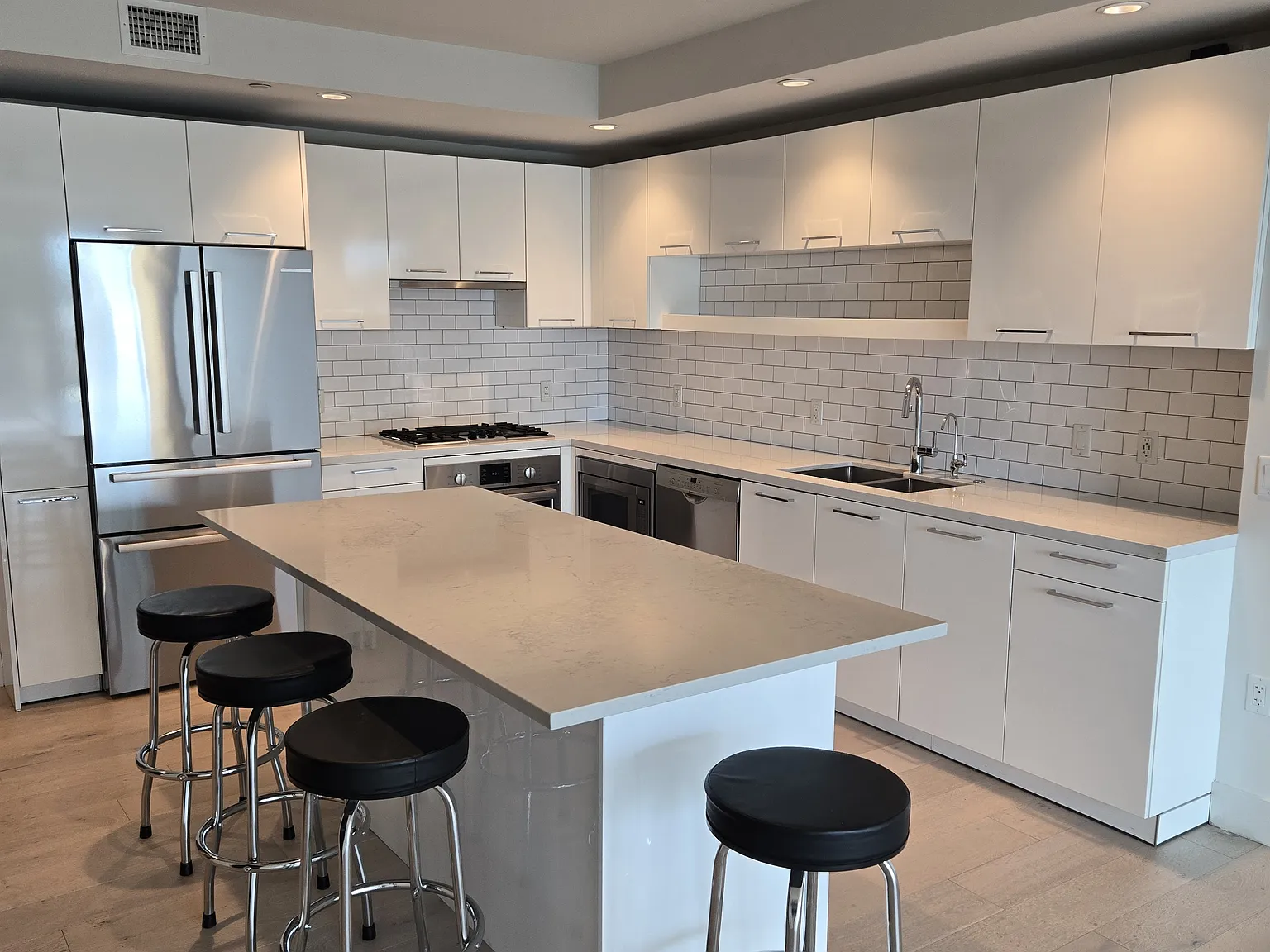 1 bed, 1.5 bath, 942 sqft, $3,350 — Photo 3