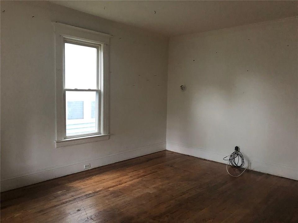 2nd image of 411 Griffiths St
