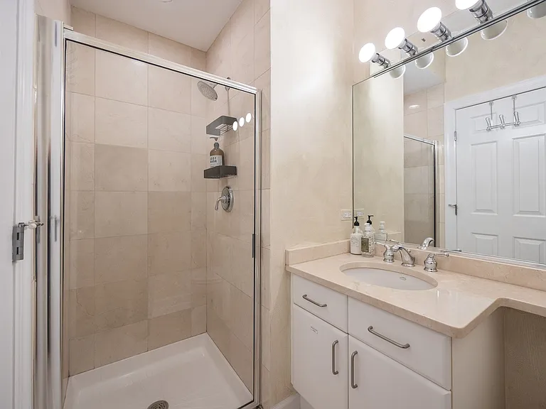 616 N May St #B — Photo 6