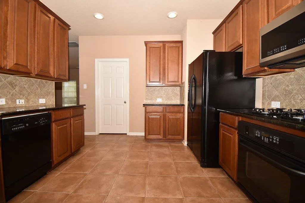 4 bed, 2.5 bath, 2378 sqft, $2,350 — Photo 3
