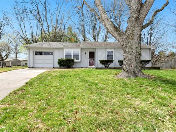 106 SE Bordner Ct, Lees Summit, MO 64063
