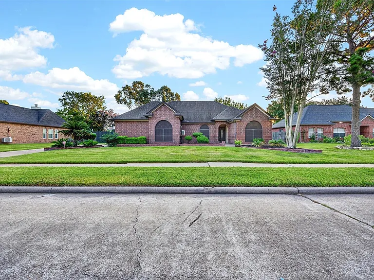 18610 Autumn Hills Dr — Photo 2