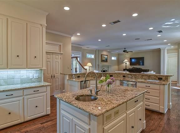 3rd image of 6621 Cherry Hills Dr