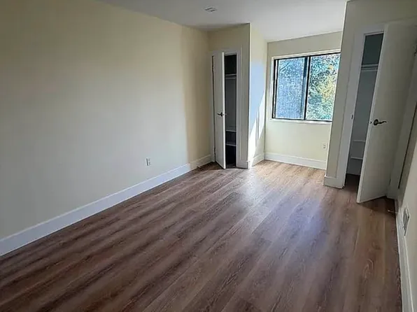 4004 Victory Boulevard image 5 of 14