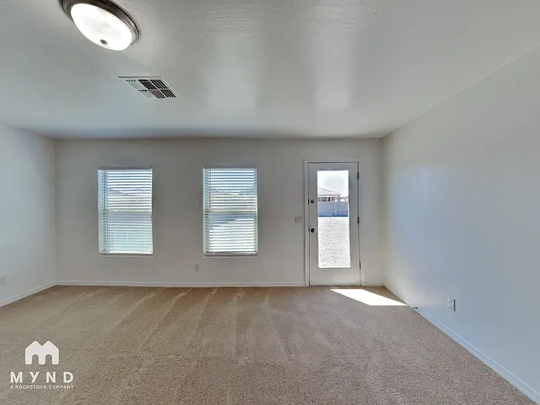 953 W Kachina Dr — Photo 2