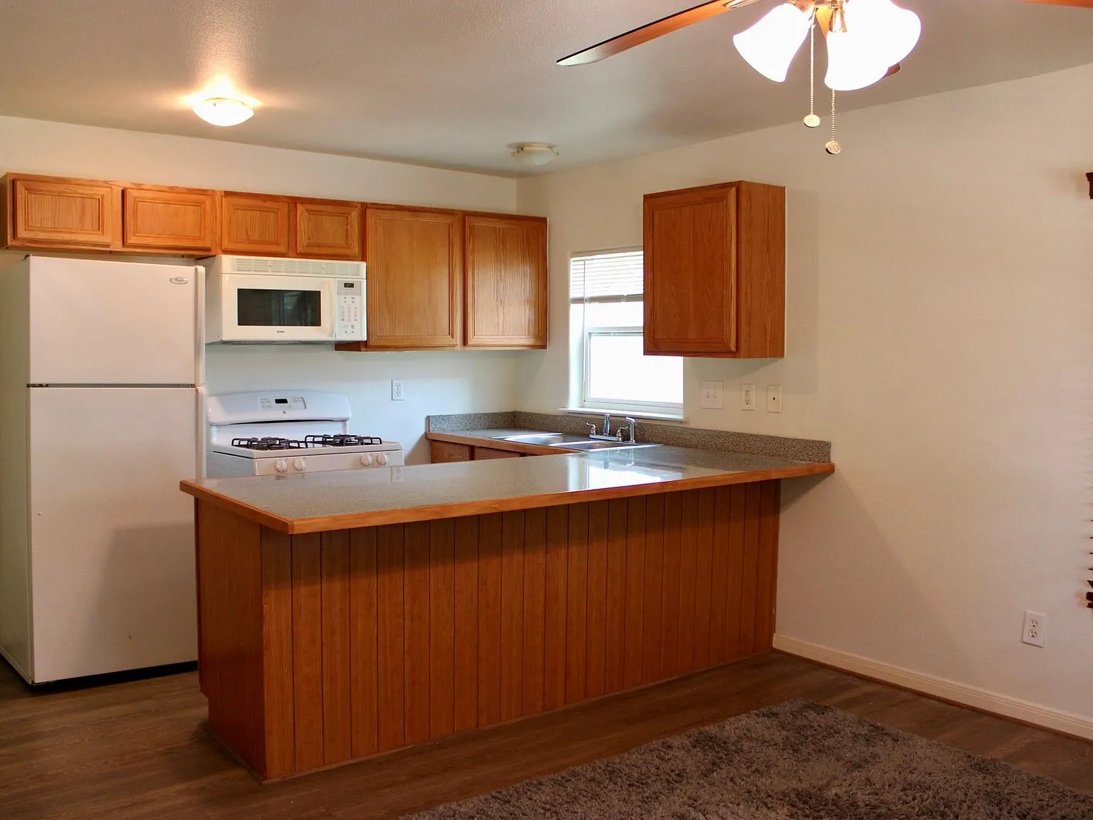 2 bed, 1.0 bath, 736 sqft, $975 — Photo 2