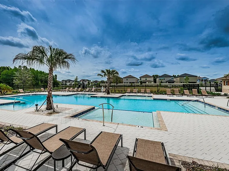 8327 Crescent Oaks Dr — Photo 3