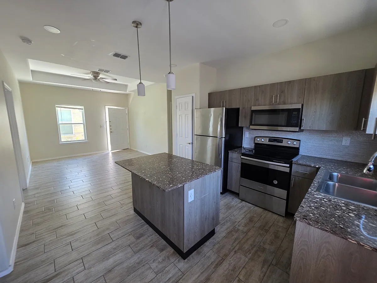 Building Photo - 5005 N Hiawatha Dr #1