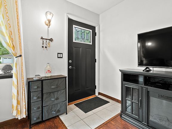 2nd image of 606 Pleasant Ave