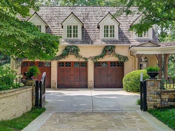 5th image of 1005 Heards Ferry Rd