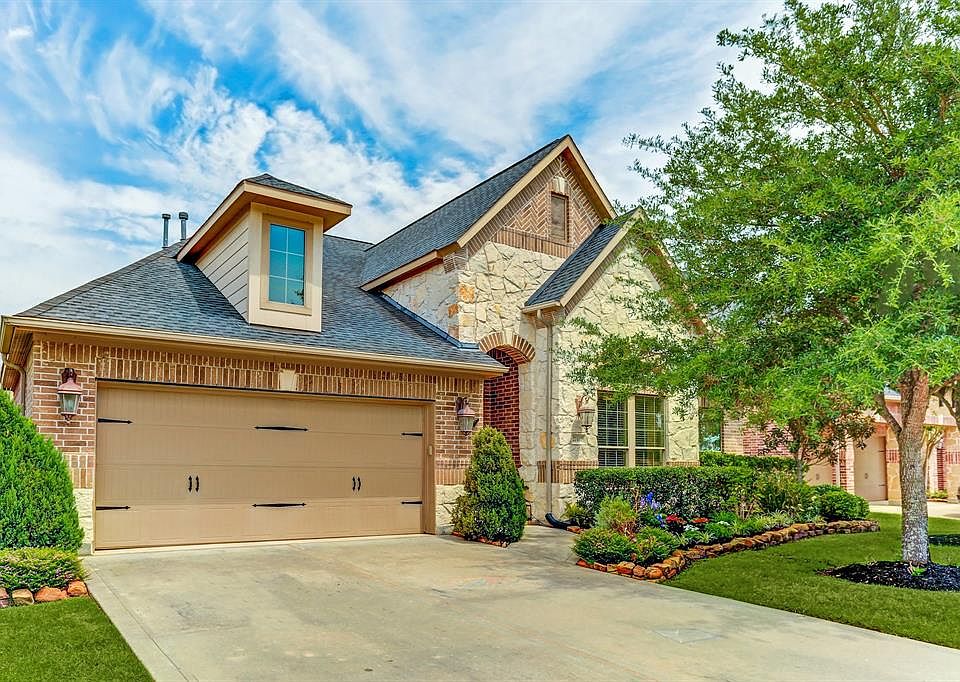 This beautiful stone and brick home is in the master planned community of Cinco Ranch and is nearby award winning Katy Schools, area shopping and restaurants and easy access to major roads. The area includes 10 area pools, miles and miles of hike/bik